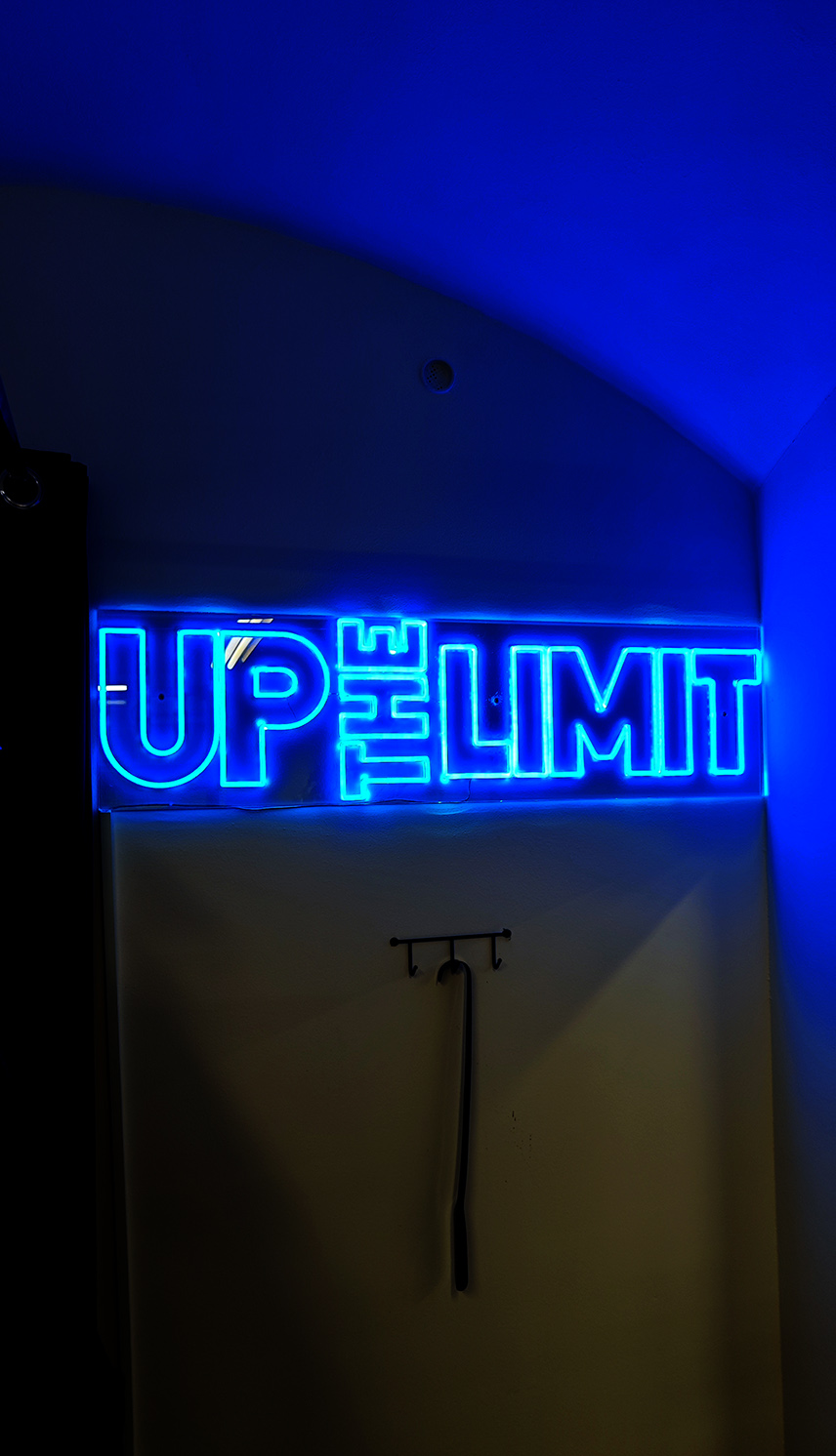 Neonové nápisy Up The Limit
